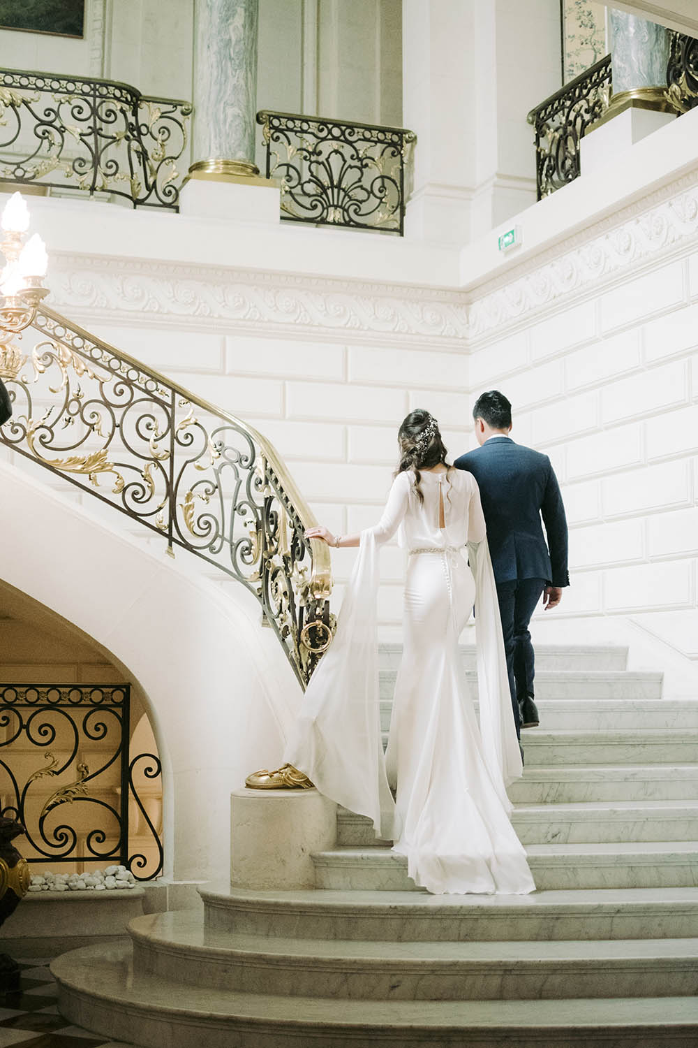 des mariés montent les escaliers du shangri-la